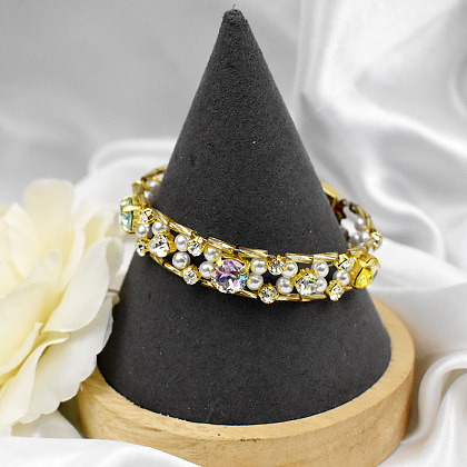 Браслет из стеклянных стразов и жемчужных бусин