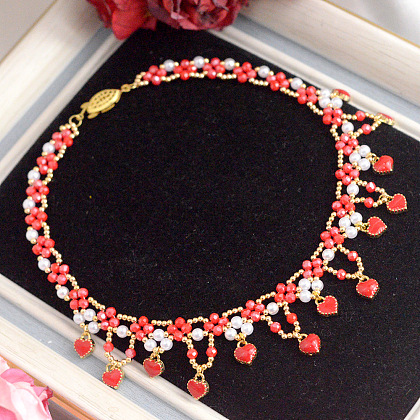 Красное ожерелье из стеклянных и жемчужных бусин