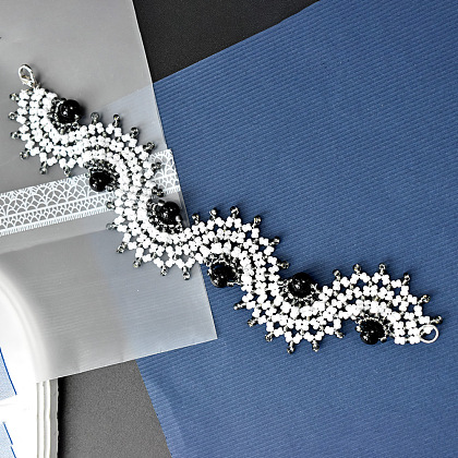 PandaHall Selected tutorial sul braccialetto ondulato con perline di vetro bianche e nere-1