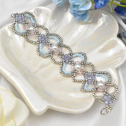 Armband aus pastellfarbenen Blütensamen und Glasperlen