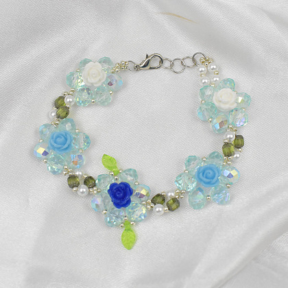 Браслет из розовой смолы и стеклянных бусин