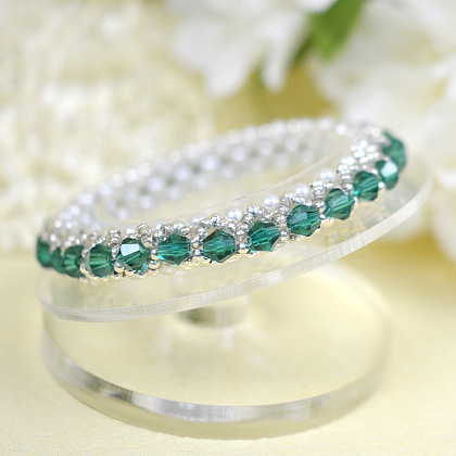 Зеленый двухконусный браслет из стеклянных бусин со стеклянными жемчужными бусинами-8