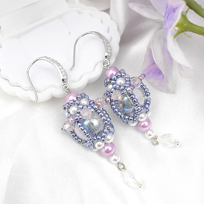 Серьги в виде уличных фонарей, украшенные бисером и жемчугом.