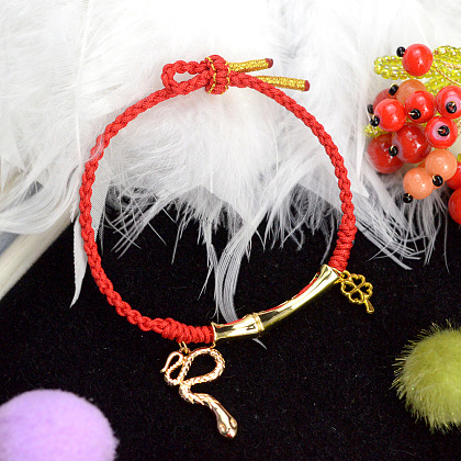 Красный веревочный плетеный браслет на щиколотку