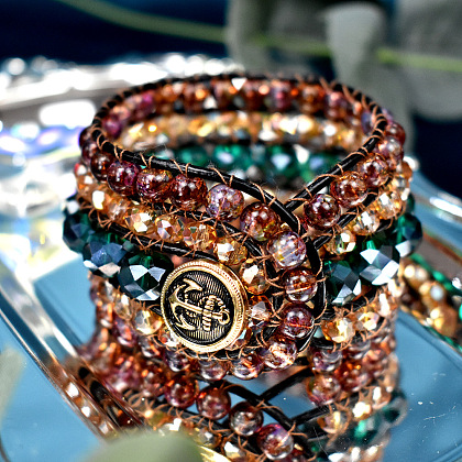 Многоярусный браслет из стеклянных бусин-8