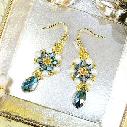 Серьги из стеклянных бусин с каплей-5