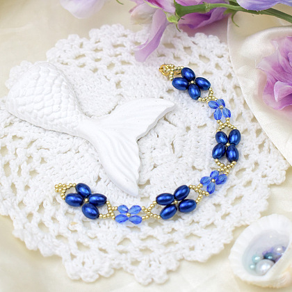 Браслет из голубого жемчуга и стеклянных бусин