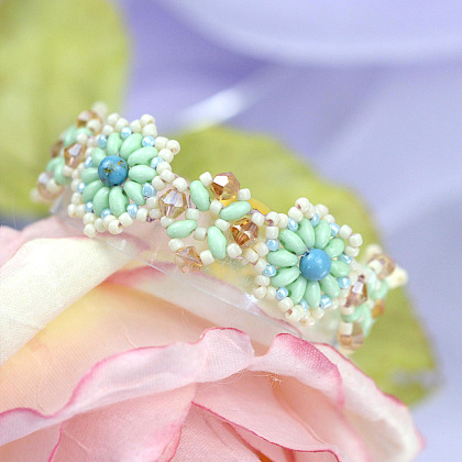 Blumenperlenarmband mit Saatperlen-Perlen