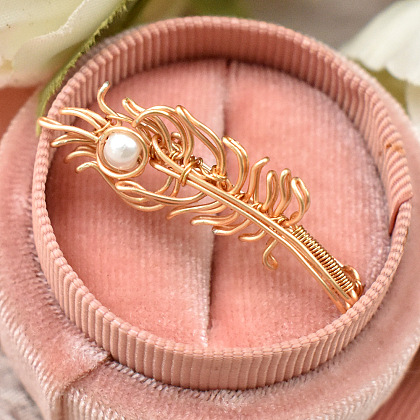 Брошь в виде листа, обмотанного проволокой