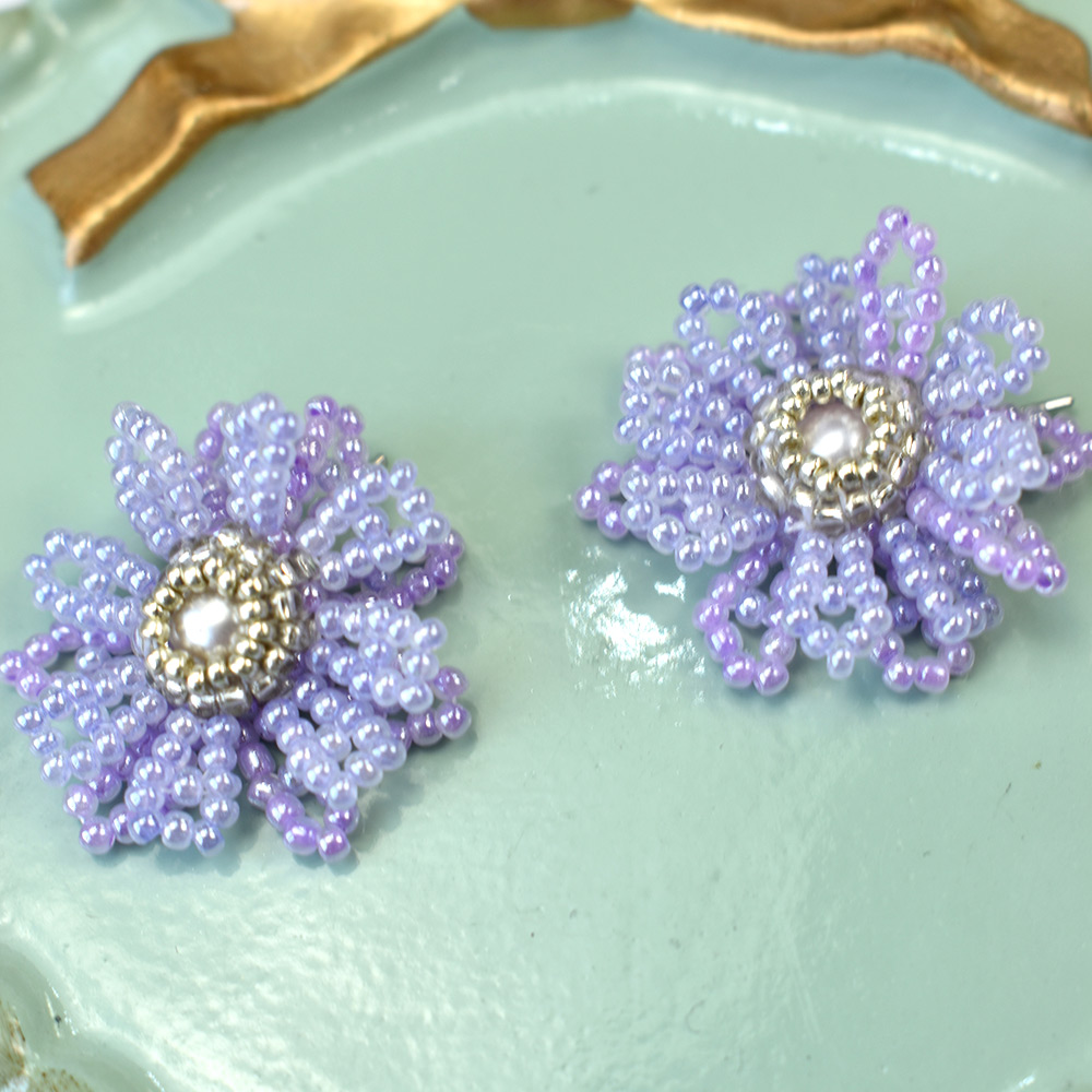 PandaHall Selected мастер-класс по изготовлению серег с ромашками из фиолетовых бисера-7