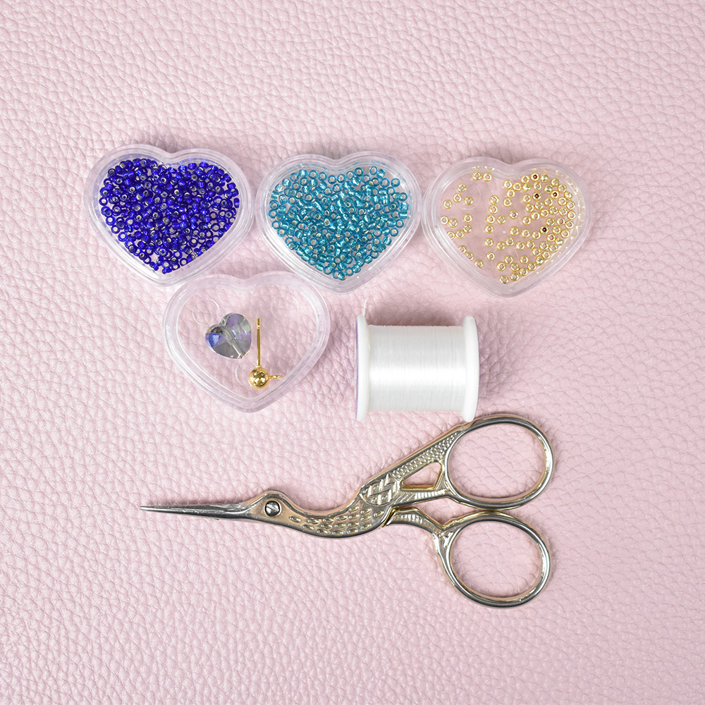 Серьги-пуссеты в форме сердца с бисером-2