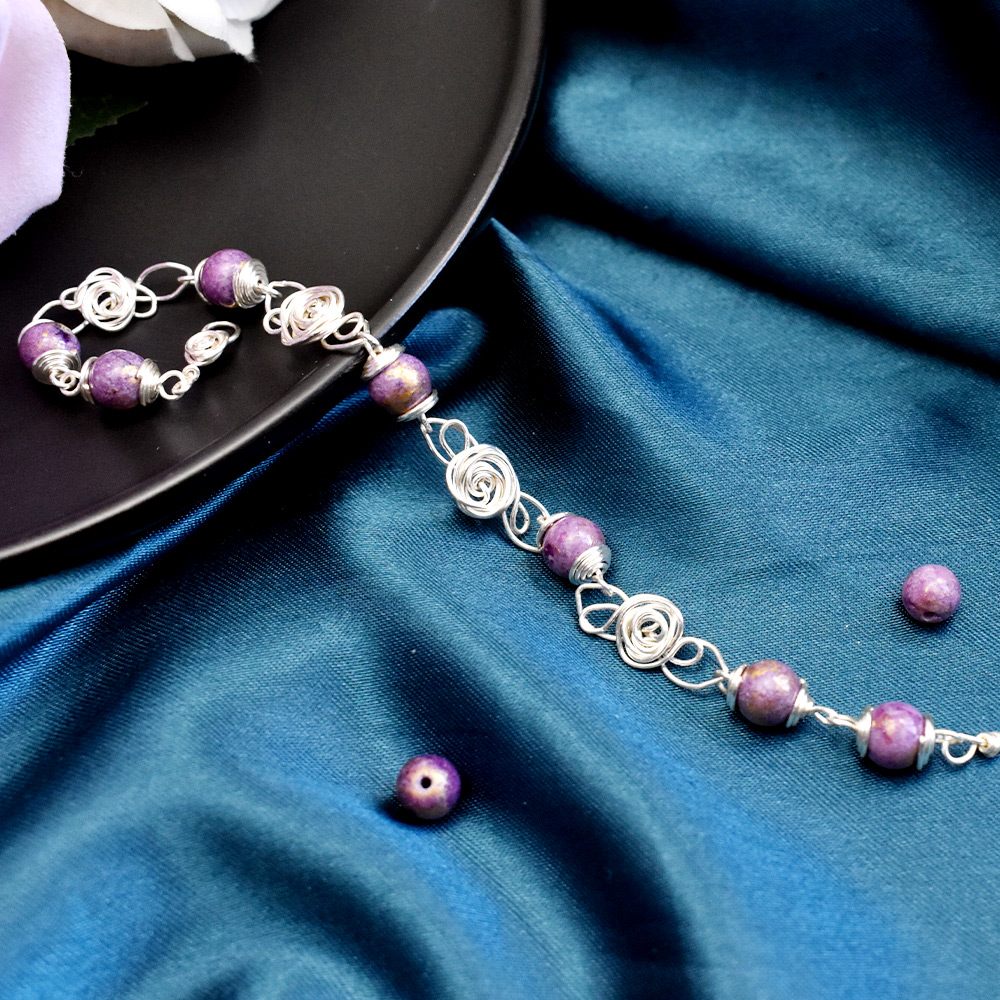 Браслет из проволоки с бусинами из фиолетовых драгоценных камней-8