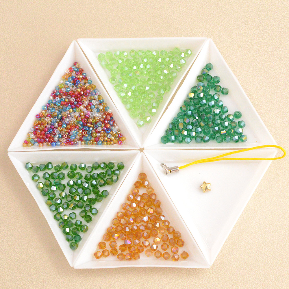 Подвеска из стеклянных бусин в виде рождественской елки-2