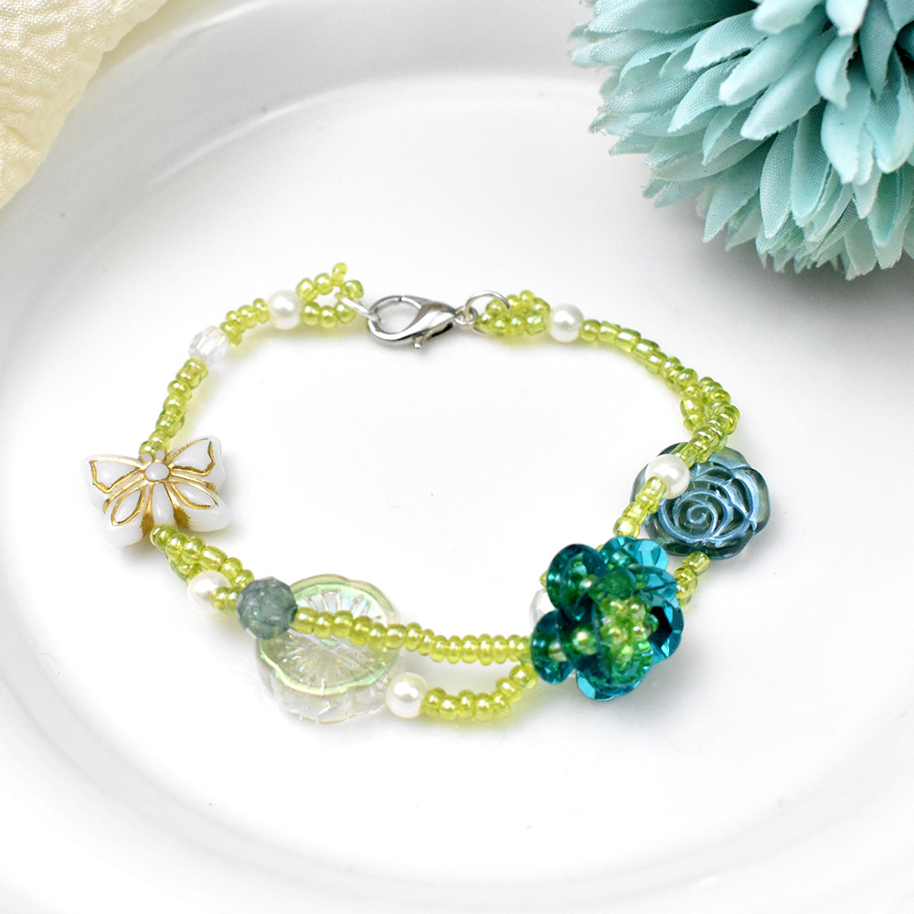 Весенний браслет с пайетками и цветами-5