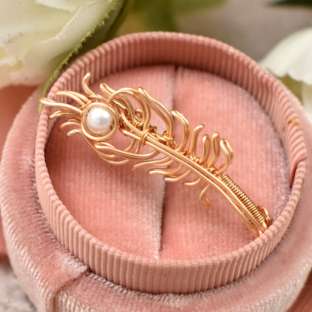 Брошь в виде листа, обмотанного проволокой-6