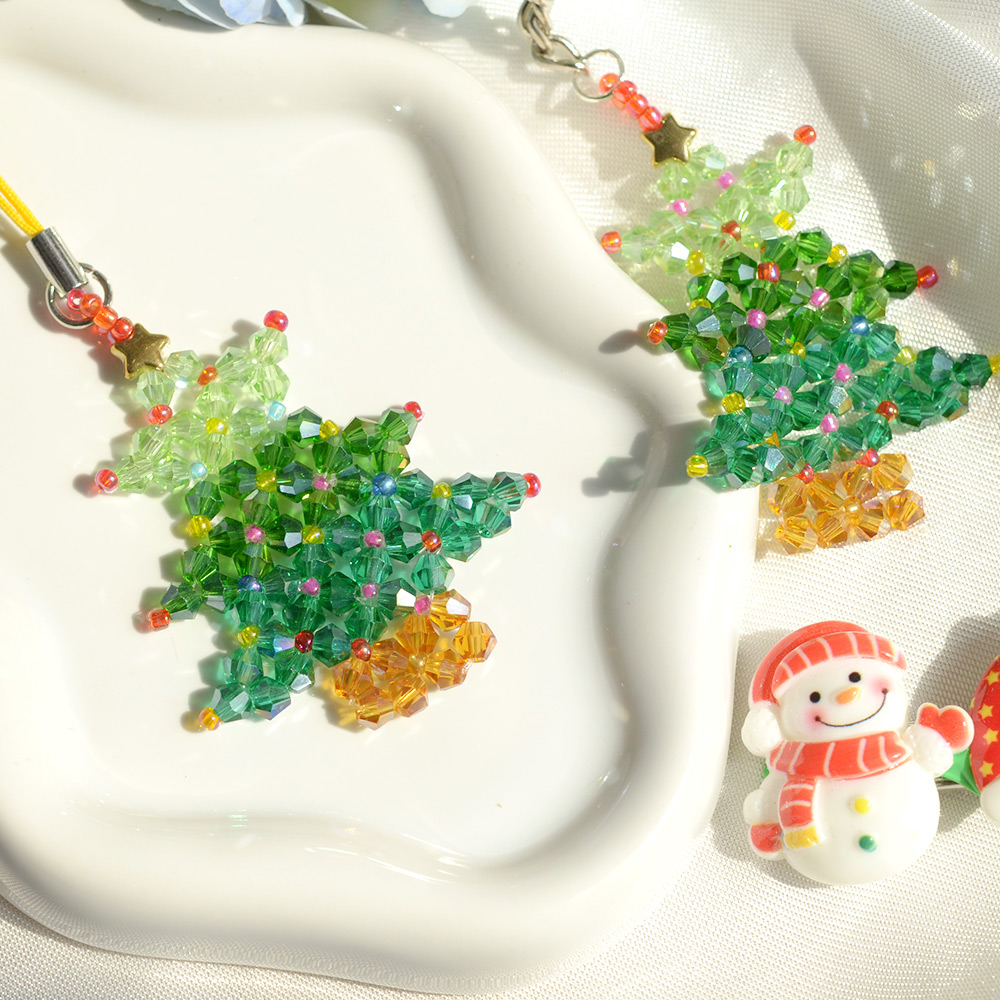 Подвеска из стеклянных бусин в виде рождественской елки-6