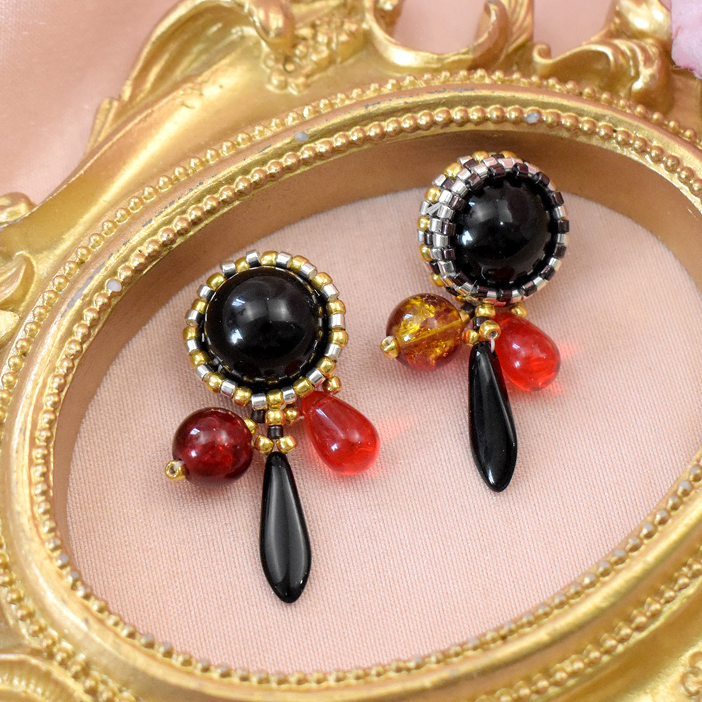 黒い宝石のぶら下がりピアス