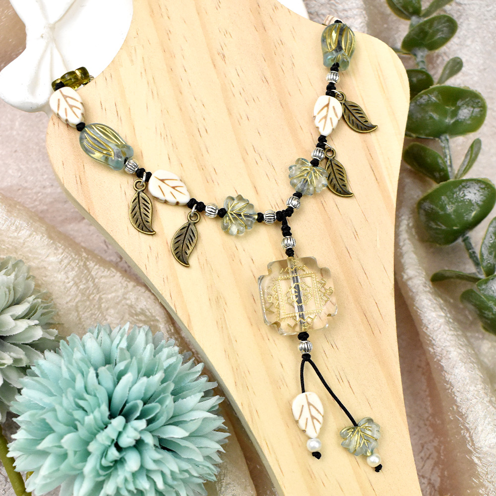 Чешское ожерелье из бисера в виде листа