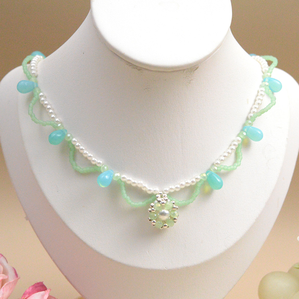 Ожерелье в форме капли из стекла и бисера.