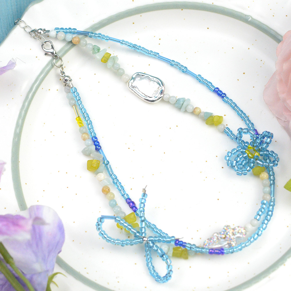 Ожерелье-бантик из голубого бисера