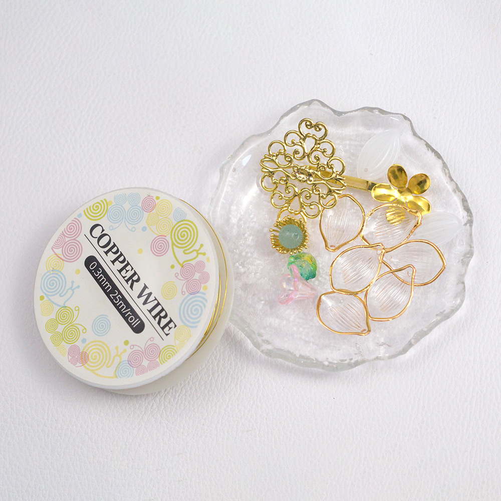 Заколка для волос с цветочным узором и бусинами-2