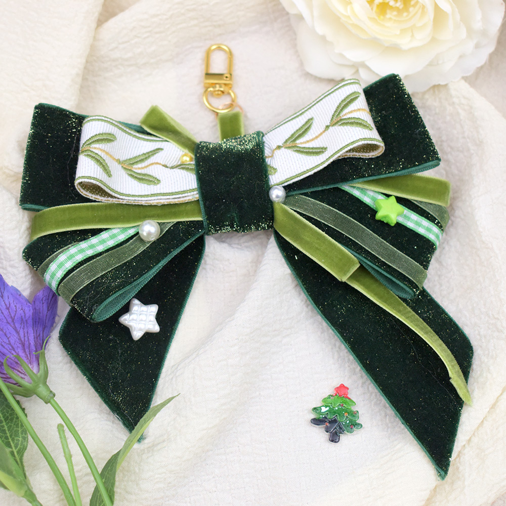 Подвеска в виде бантика из ленты