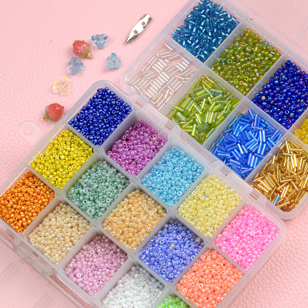 Брошь из цветочных семян и стекляруса-2