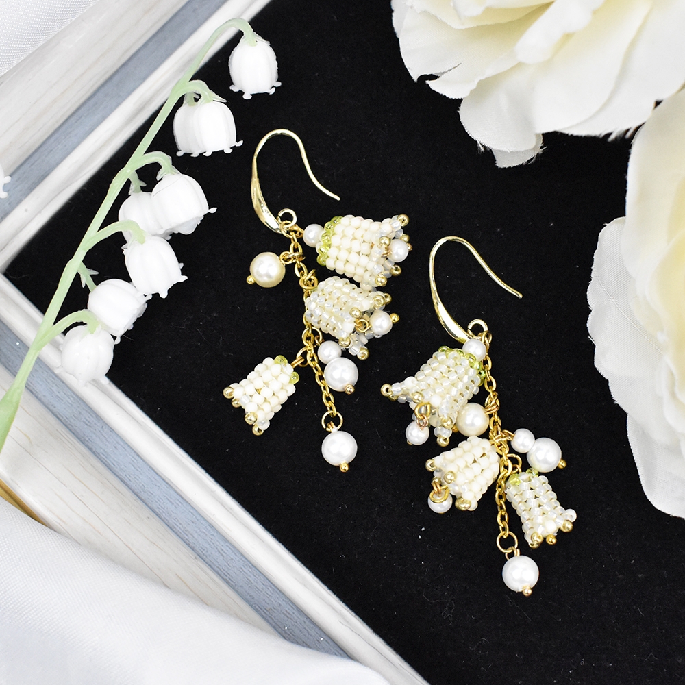 Серьги из бисера в виде ландыша