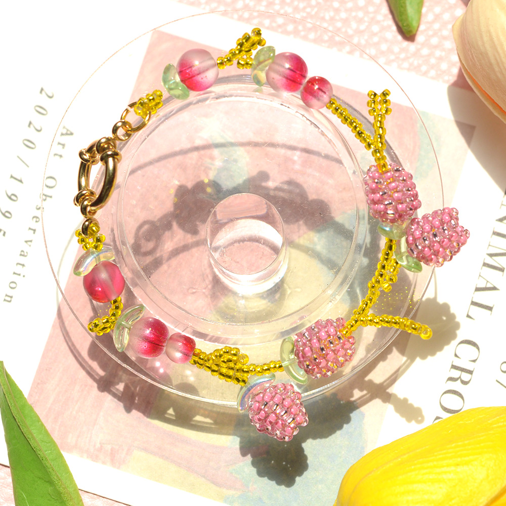 Браслет из розовых тюльпанов-5