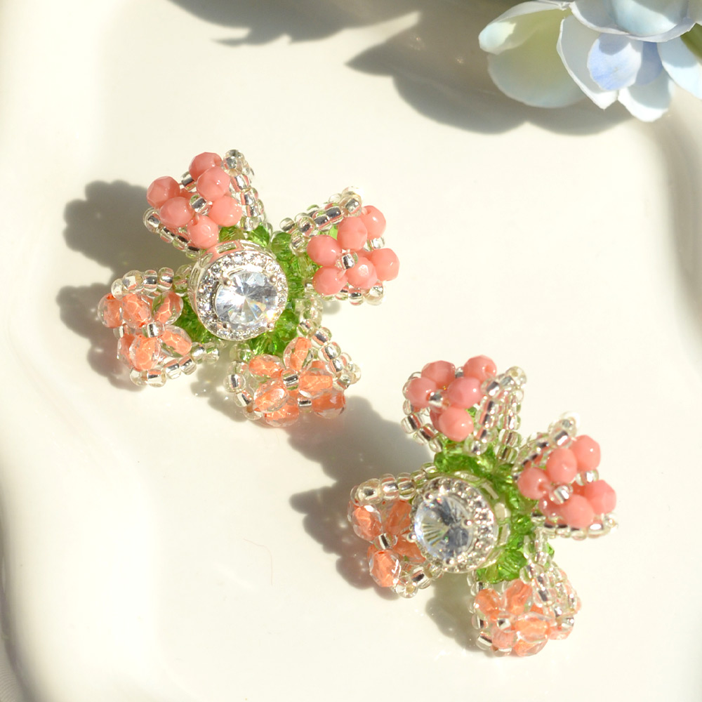 Серьги из розовых бантов и стеклянных бусин-1