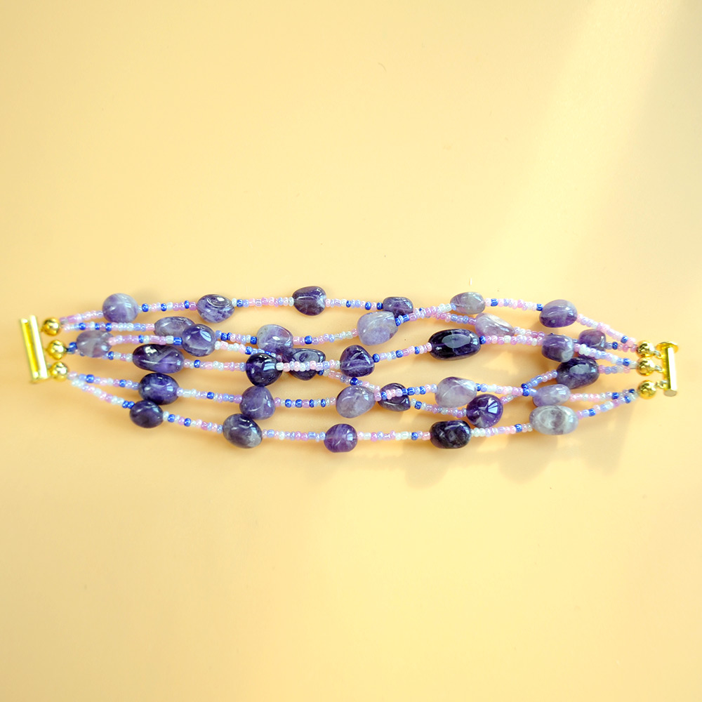 Gestuftes Armband aus natürlichen Amethystperlen