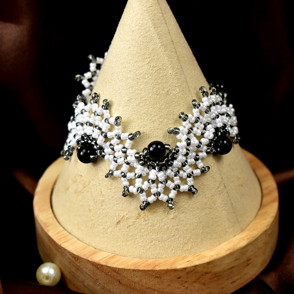 PandaHall Selected мастер-класс по изготовлению черно-белого волнистого браслета из стеклянных бусин-7