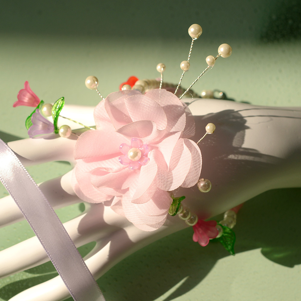 Браслет из жемчуга и цветка из ткани-6