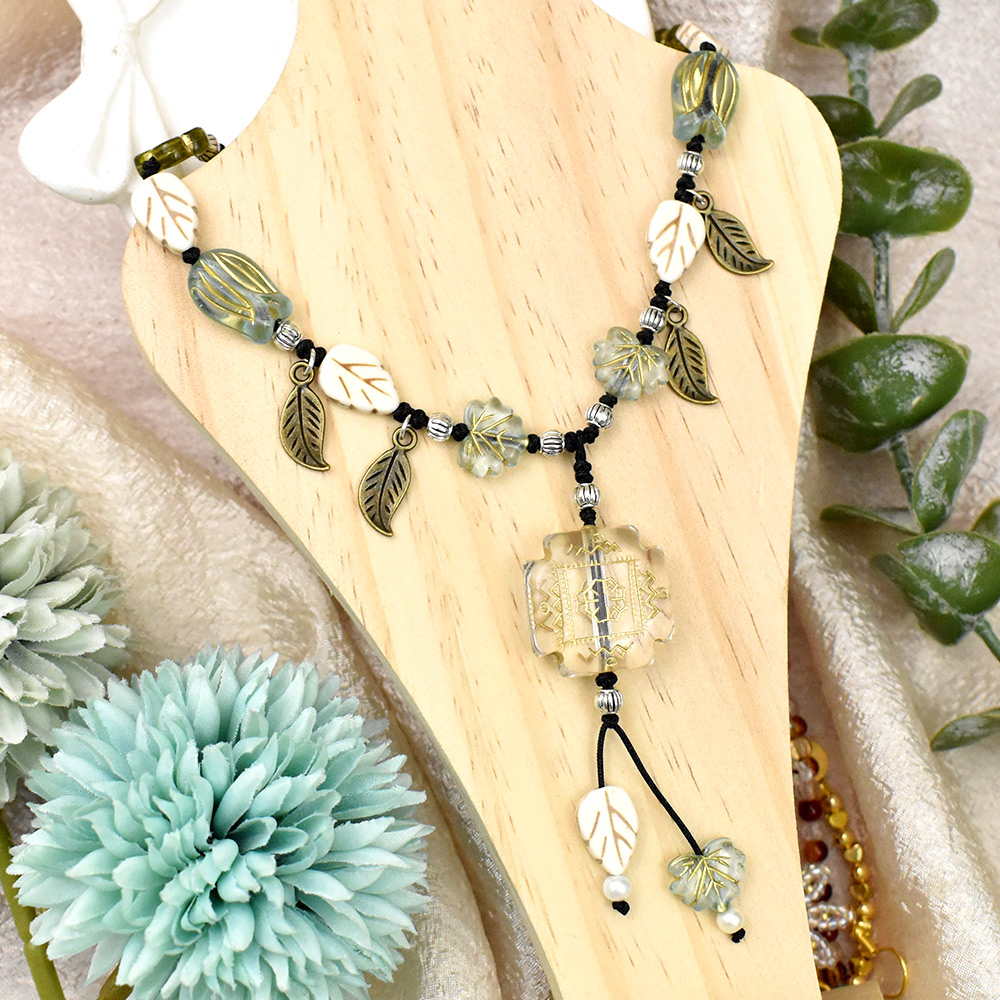 Чешское ожерелье из бисера в виде листа