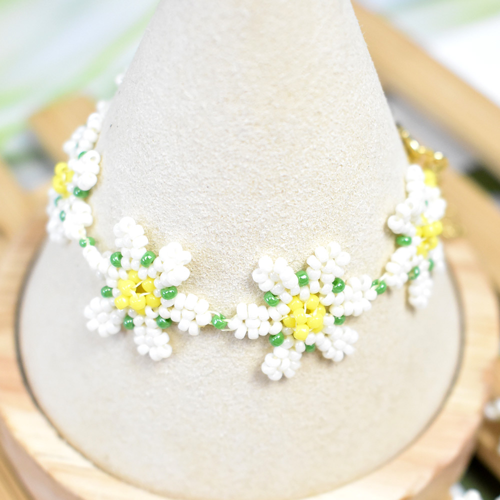 Весенний комплект украшений из бисера 