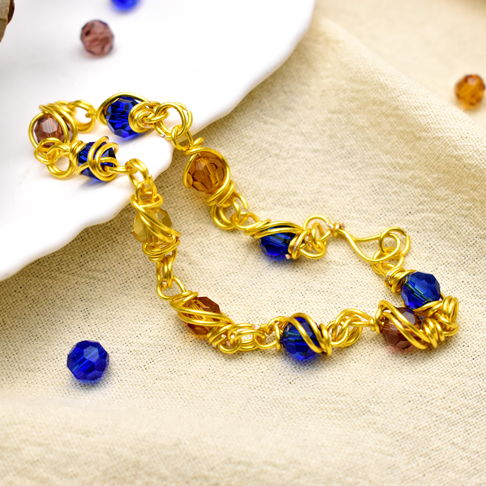 Браслет из проволоки с гранеными стеклянными бусинами-6