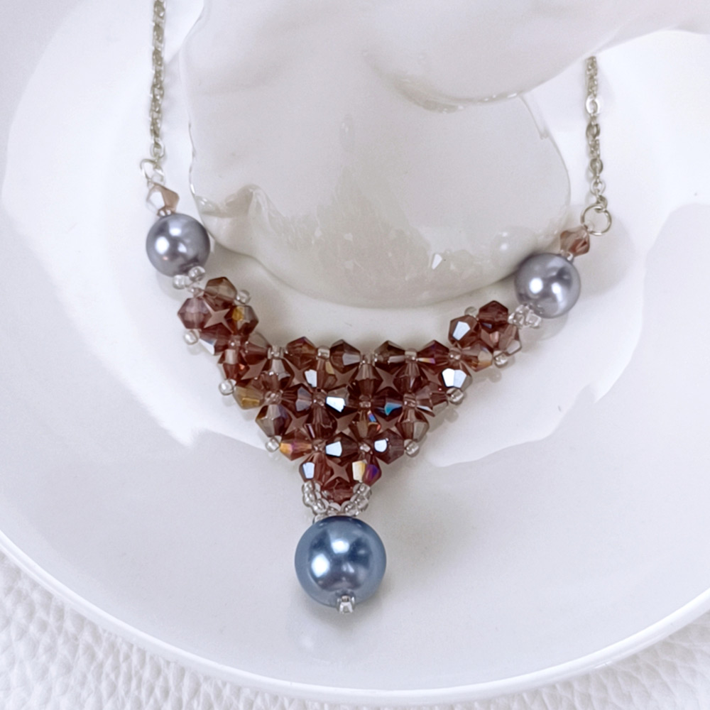 PandaHall Selected идея колье из стеклянных биконусов с жемчужными бусинами-7
