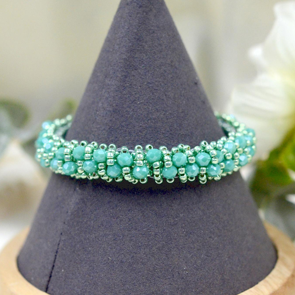 Браслет из зеленого стеклянного бисера-7