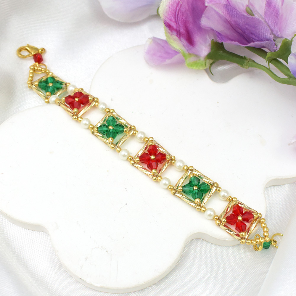 Браслет из семян и стеклянных бусин на рождественскую тематику-5