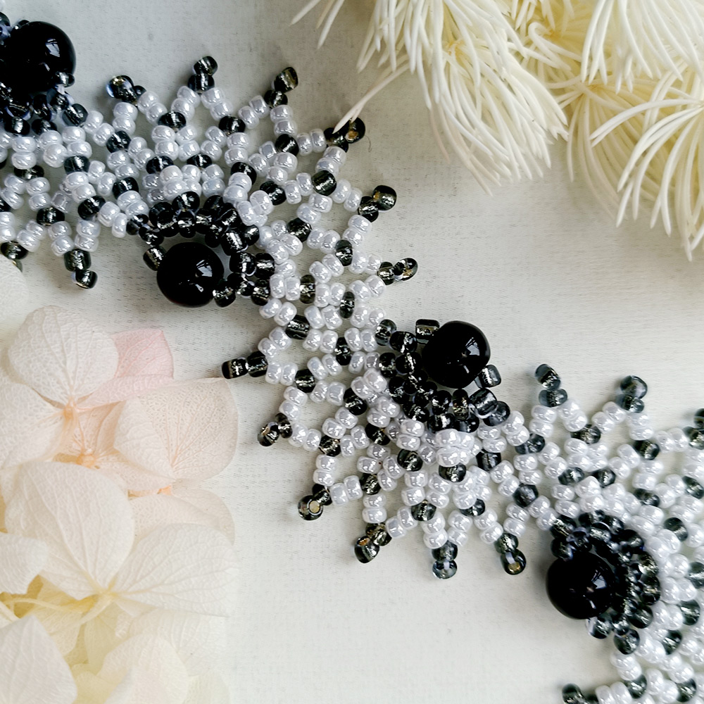 PandaHall Selected мастер-класс по изготовлению черно-белого волнистого браслета из стеклянных бусин-8