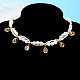 合金のチャームを持つエレガントな真珠のネックレス