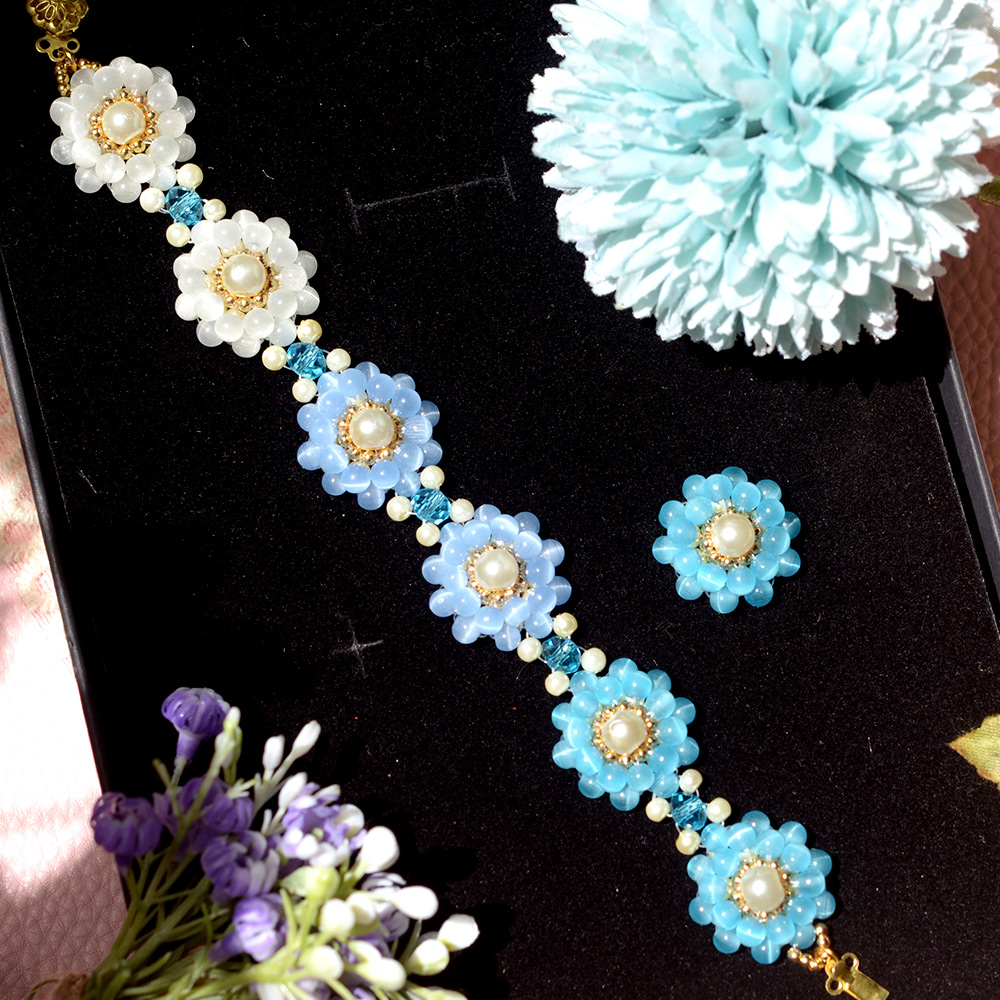 Браслет-цветок из бисера кошачий глаз