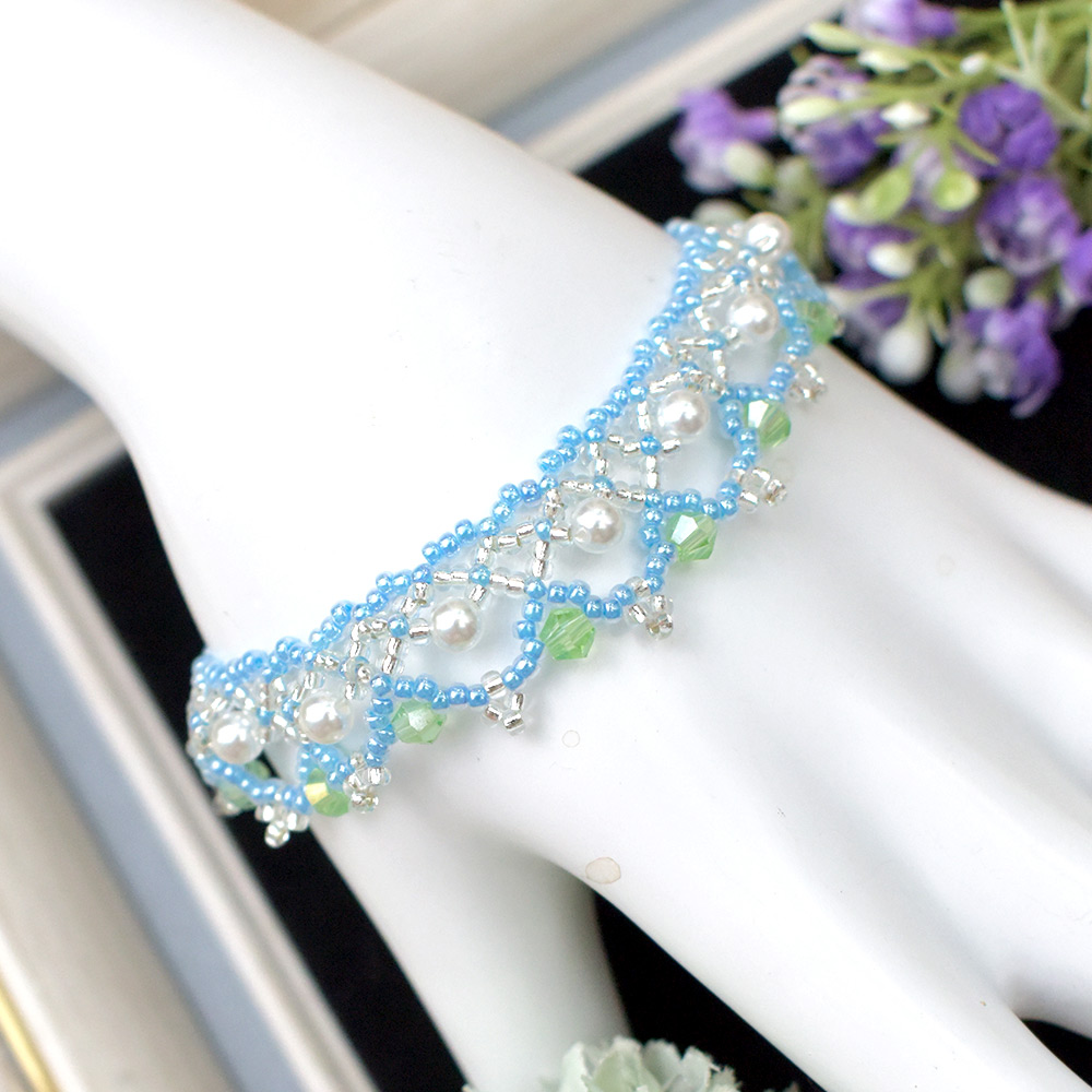 Кружевное ожерелье из голубых бус и жемчуга-5