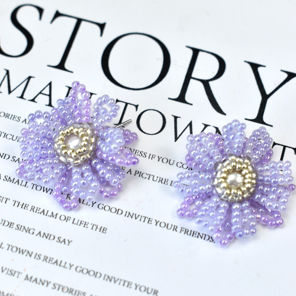 PandaHall Selected мастер-класс по изготовлению серег с ромашками из фиолетовых бисера-1