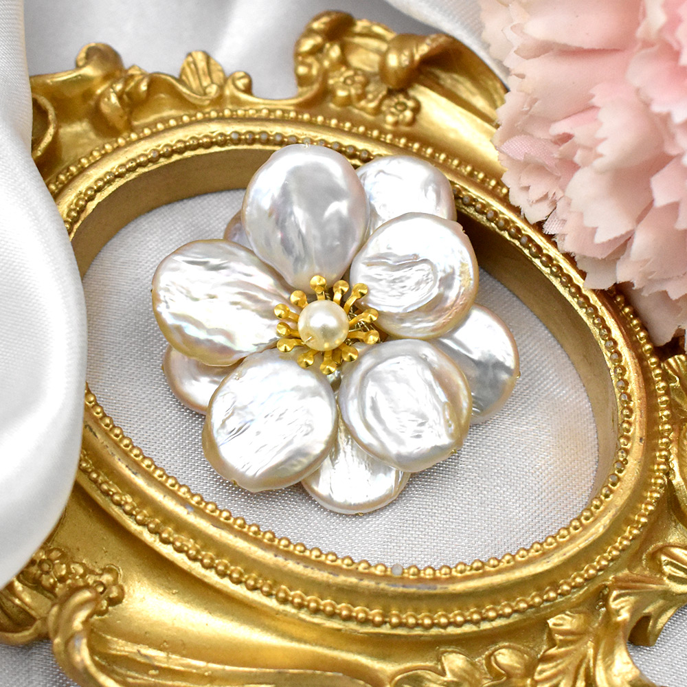Брошь из бисера и жемчуга в стиле барокко-1