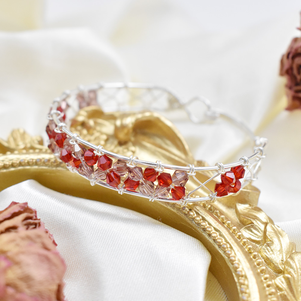 Браслет из проволоки и двухконусных стеклянных бусин-1