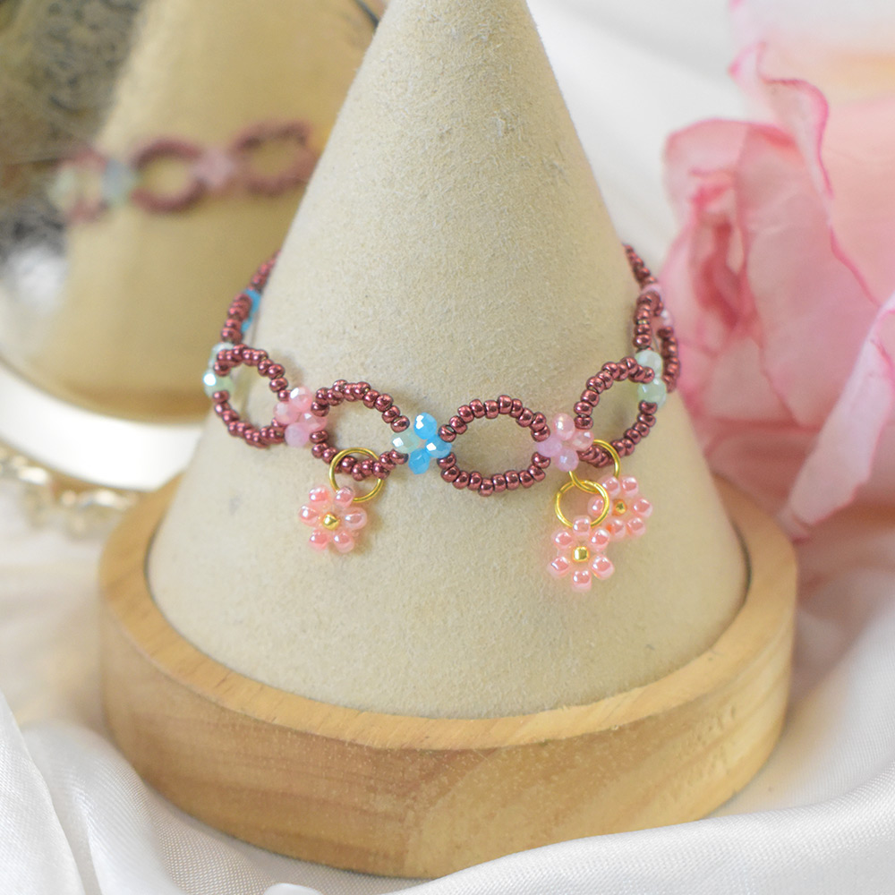 色とりどりの花の種をビーズで編んだブレスレット