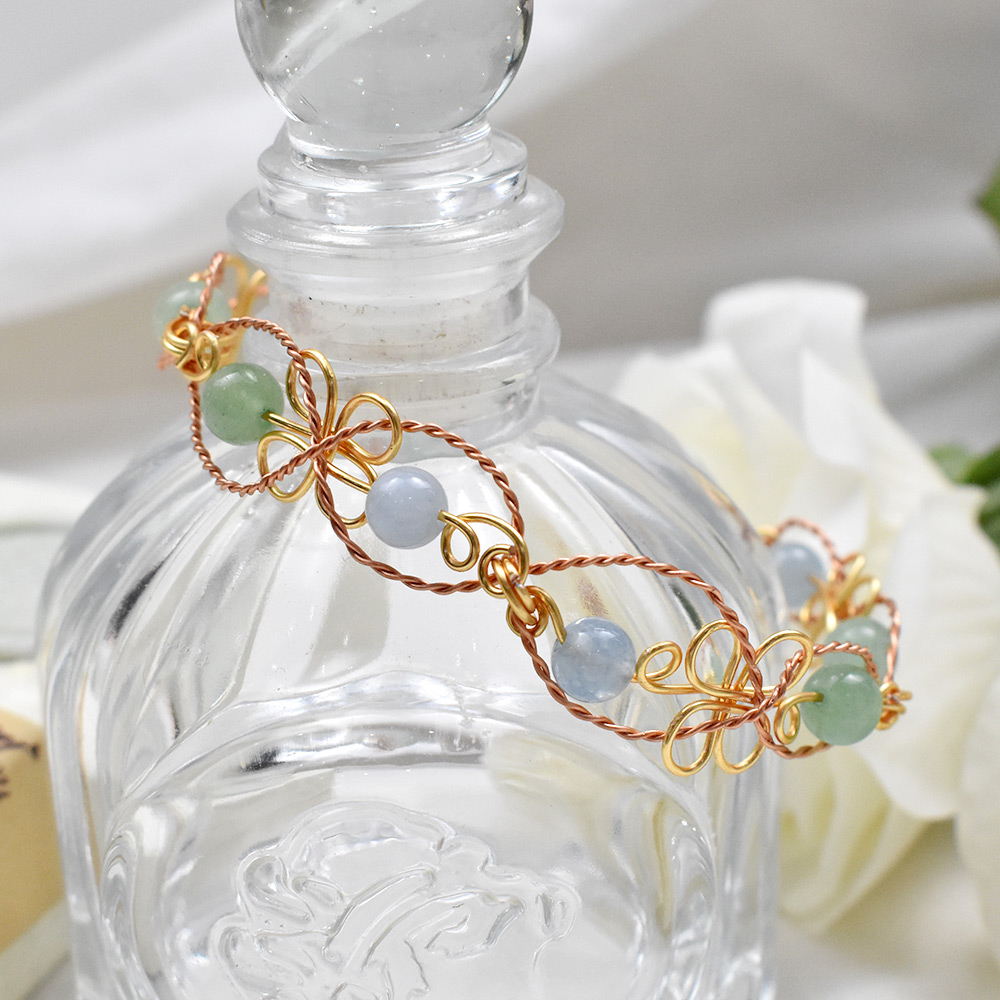 Drahtwickelarmband mit Edelsteinperlen