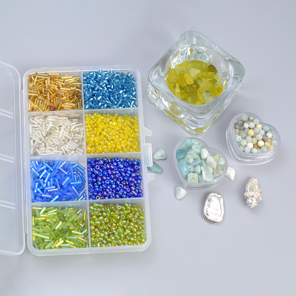 Ожерелье-бантик из голубого бисера