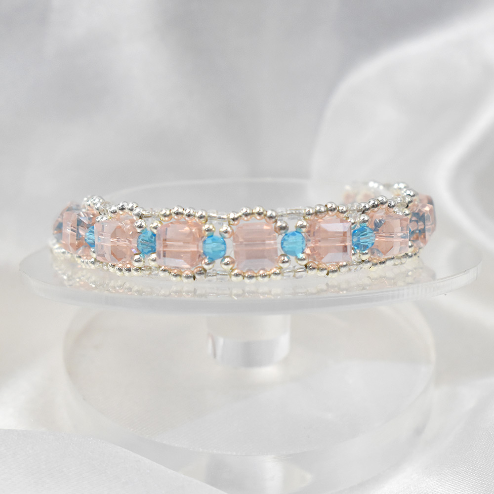 Schlichtes Frühlingsperlenarmband mit quadratischen Kristallglasperlen